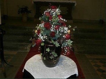 Urnenkrone mit Schleierkraut und Rosen
