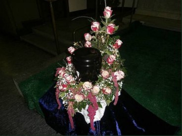 Urnenkranz hochgesteckt mit Rosen