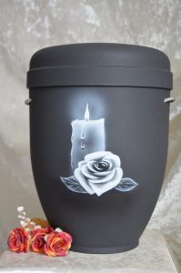 Bio Urne Matt Schwarz mit Kerze und Rose